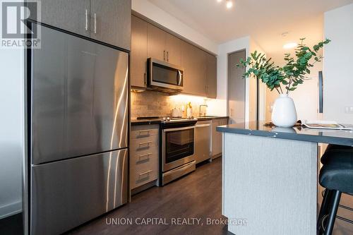 1613 - 85 Oneida Crescent, Richmond Hill, ON - Indoor Photo Showing Kitchen With Stainless Steel Kitchen With Upgraded Kitchen