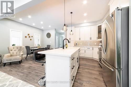 172 Hollybrook Trail, Kitchener, ON - Indoor Photo Showing Kitchen With Upgraded Kitchen