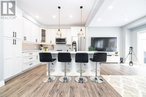 172 Hollybrook Trail, Kitchener, ON - Indoor Photo Showing Kitchen With Upgraded Kitchen