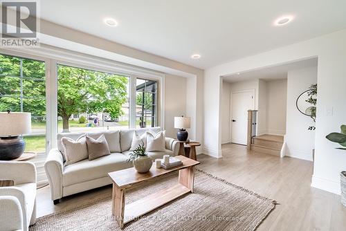 364 Holcan Avenue, Oshawa, ON - Indoor Photo Showing Living Room