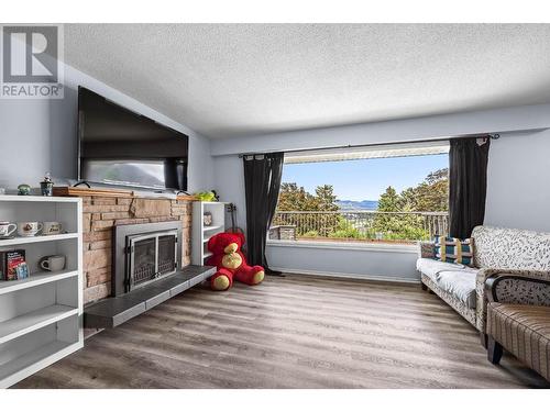 526 Battle Street W, Kamloops, BC - Indoor Photo Showing Living Room With Fireplace