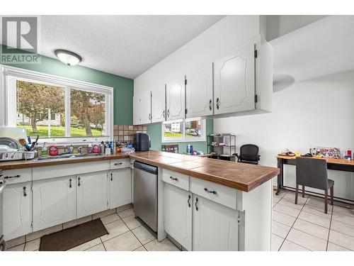 526 Battle Street W, Kamloops, BC - Indoor Photo Showing Kitchen With Double Sink