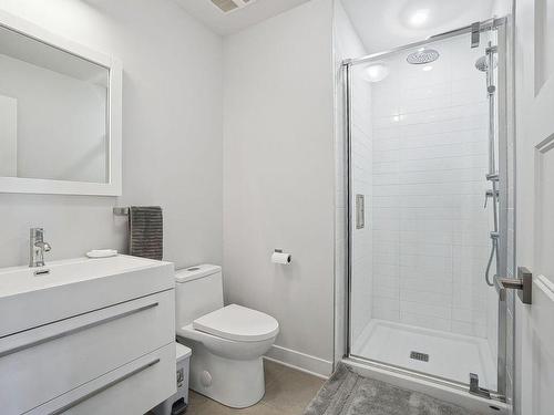 Bathroom - 5405 Av. Grenier, Longueuil (Saint-Hubert), QC - Indoor Photo Showing Bathroom