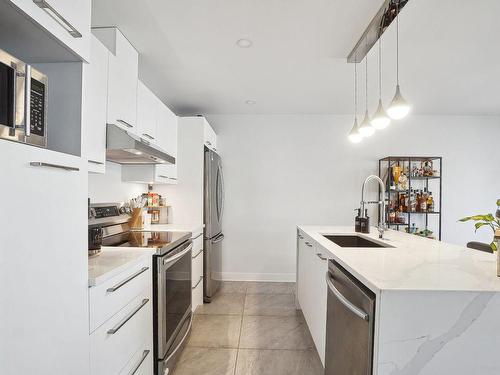 Cuisine - 5405 Av. Grenier, Longueuil (Saint-Hubert), QC - Indoor Photo Showing Kitchen With Upgraded Kitchen