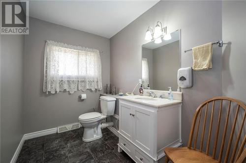 17360 Amell & Ranald George Rd Road, South Stormont (716 - South Stormont (Cornwall) Twp), ON - Indoor Photo Showing Bathroom