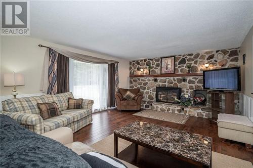 17360 Amell & Ranald George Rd Road, South Stormont (716 - South Stormont (Cornwall) Twp), ON - Indoor Photo Showing Living Room With Fireplace