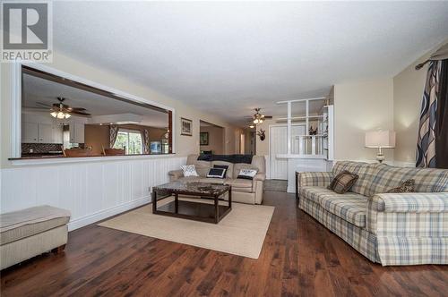 17360 Amell & Ranald George Rd Road, South Stormont (716 - South Stormont (Cornwall) Twp), ON - Indoor Photo Showing Living Room