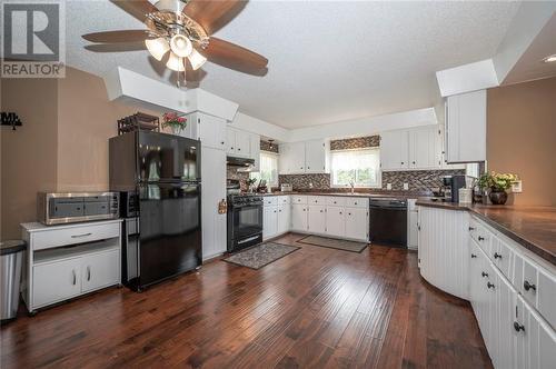 17360 Amell & Ranald George Rd Road, South Stormont (716 - South Stormont (Cornwall) Twp), ON - Indoor Photo Showing Kitchen