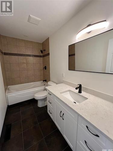 2811 Fleury Street, Regina, SK - Indoor Photo Showing Bathroom