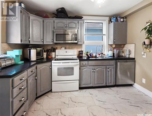 402 D Avenue S, Saskatoon, SK - Indoor Photo Showing Kitchen