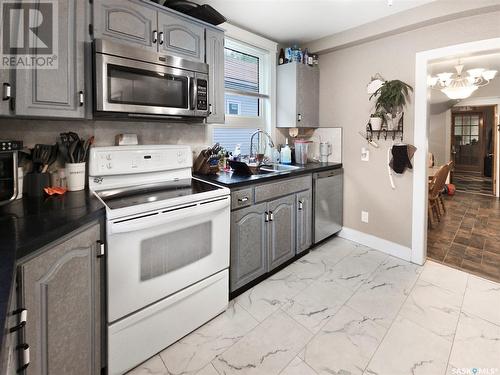 402 D Avenue S, Saskatoon, SK - Indoor Photo Showing Kitchen