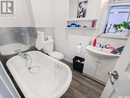 402 D Avenue S, Saskatoon, SK - Indoor Photo Showing Bathroom