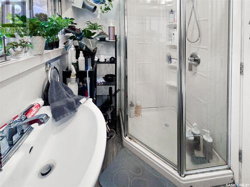402 D Avenue S, Saskatoon, SK - Indoor Photo Showing Bathroom