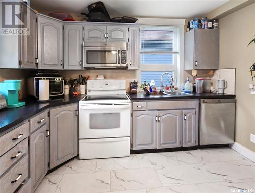 402 D Avenue S, Saskatoon, SK - Indoor Photo Showing Kitchen