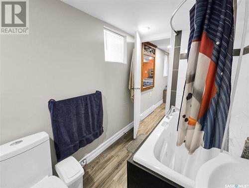 402 D Avenue S, Saskatoon, SK - Indoor Photo Showing Bathroom