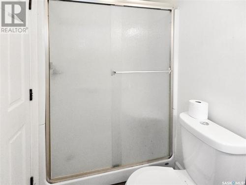 402 D Avenue S, Saskatoon, SK - Indoor Photo Showing Bathroom