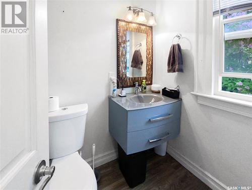 402 D Avenue S, Saskatoon, SK - Indoor Photo Showing Bathroom