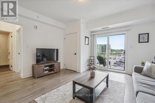 213 - 4 Spice Way, Barrie (Innis-Shore), ON - Indoor Photo Showing Living Room