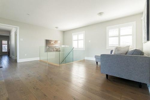 958 Beach Boulevard, Hamilton, ON - Indoor Photo Showing Living Room