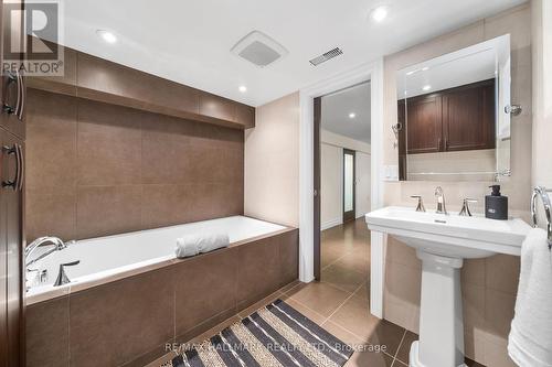 284 Manor Road E, Toronto, ON - Indoor Photo Showing Bathroom