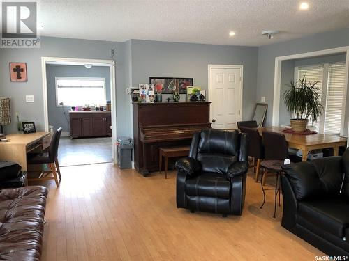 128 3Rd Avenue E, Biggar, SK - Indoor Photo Showing Living Room