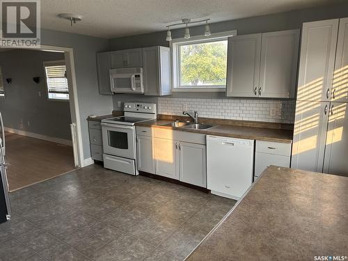 128 3Rd Avenue E, Biggar, SK - Indoor Photo Showing Kitchen With Double Sink