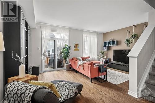 20 Rookie Crescent, Ottawa, ON - Indoor Photo Showing Living Room