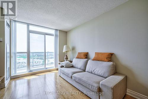 Ph 06 - 2545 Erin Centre Boulevard, Mississauga, ON - Indoor Photo Showing Living Room