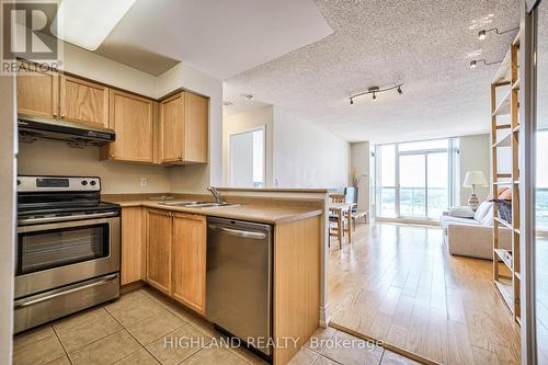 Ph 06 - 2545 Erin Centre Boulevard, Mississauga, ON - Indoor Photo Showing Kitchen With Double Sink