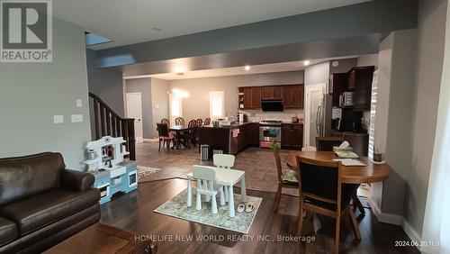 330 Holden Street, Collingwood, ON - Indoor Photo Showing Living Room