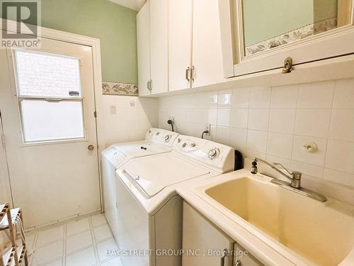 2605 Burnford Trail, Mississauga, ON - Indoor Photo Showing Laundry Room