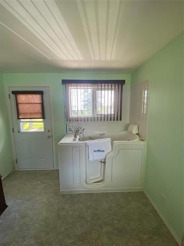 123 4Th Street, Baldur, MB - Indoor Photo Showing Laundry Room