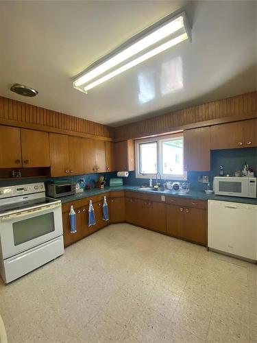 123 4Th Street, Baldur, MB - Indoor Photo Showing Kitchen