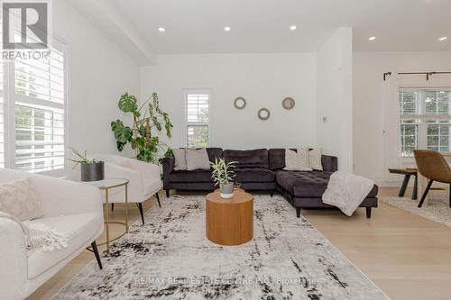 3801 Arbourview Terrace, Mississauga, ON - Indoor Photo Showing Living Room