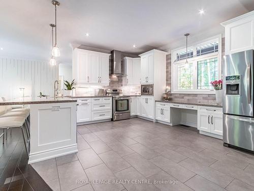 37 Heron Blvd, Springwater, ON - Indoor Photo Showing Kitchen With Upgraded Kitchen