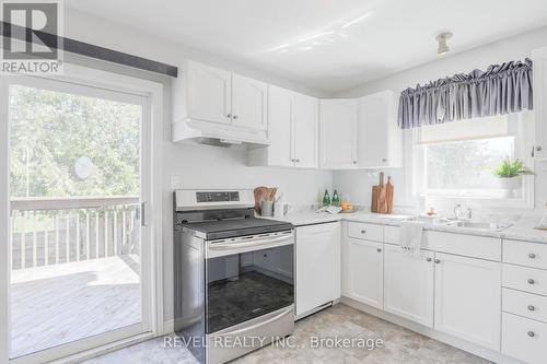 134 Victoria Avenue N, Kawartha Lakes, ON - Indoor Photo Showing Kitchen