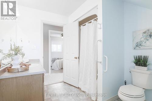 134 Victoria Avenue N, Kawartha Lakes, ON - Indoor Photo Showing Bathroom