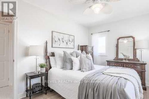 134 Victoria Avenue N, Kawartha Lakes, ON - Indoor Photo Showing Bedroom