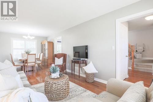 134 Victoria Avenue N, Kawartha Lakes, ON - Indoor Photo Showing Living Room