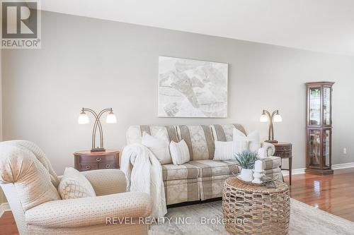 134 Victoria Avenue N, Kawartha Lakes, ON - Indoor Photo Showing Living Room