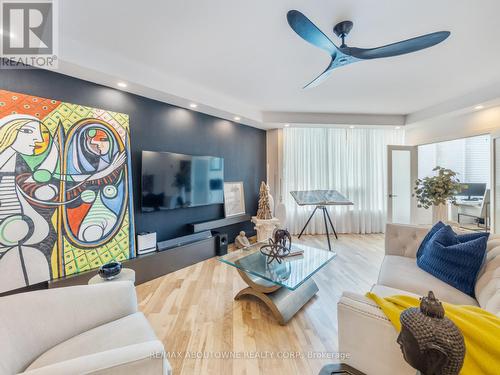 204 - 2121 Lakeshore Road, Burlington, ON - Indoor Photo Showing Living Room