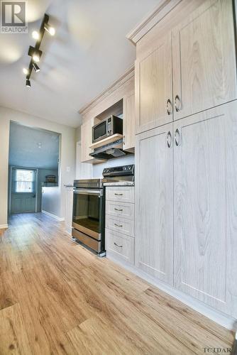 422 Maclean Dr, Timmins, ON - Indoor Photo Showing Kitchen