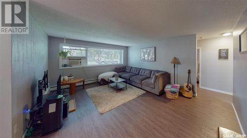 27 42 Spence Street, Regina, SK - Indoor Photo Showing Living Room