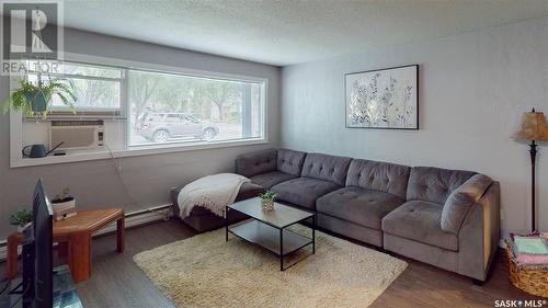 27 42 Spence Street, Regina, SK - Indoor Photo Showing Living Room