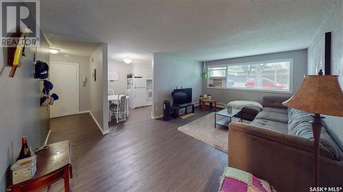 27 42 Spence Street, Regina, SK - Indoor Photo Showing Living Room