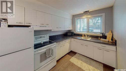 27 42 Spence Street, Regina, SK - Indoor Photo Showing Kitchen