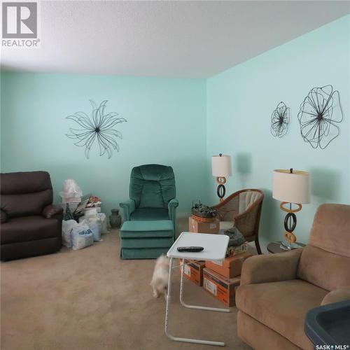 58 Hammond Road, Regina, SK - Indoor Photo Showing Living Room