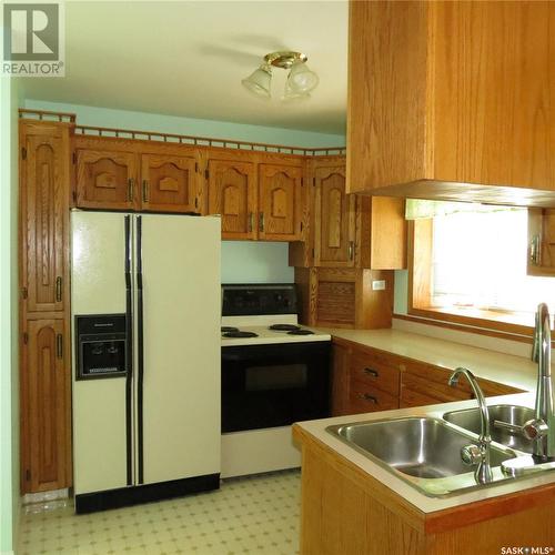 58 Hammond Road, Regina, SK - Indoor Photo Showing Kitchen With Double Sink