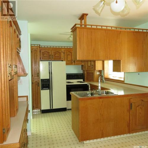 58 Hammond Road, Regina, SK - Indoor Photo Showing Kitchen With Double Sink