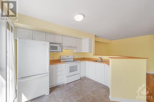 20 Maxton Private, Ottawa, ON - Indoor Photo Showing Kitchen